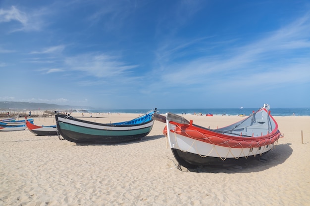 Vecchie barche sulla spiaggia di Nazare in Portogallo.