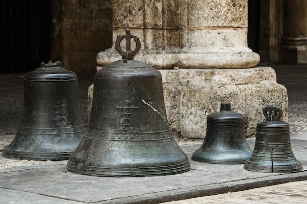 Vecchie campane di chiesa rotte obsolete a terra