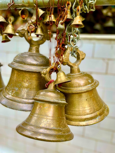 Vecchie campane in un tempio in India, primo piano di una foto