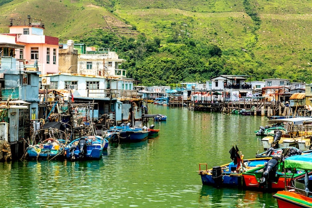 Vecchie case che stanno nell'acqua in paesino di pescatori Tai O, Lantau, Hong Kong, SAR della Cina.