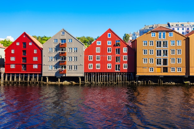 Vecchie case colorate all'argine del fiume Nidelva nel centro della città vecchia di Trondheim, Norvegia