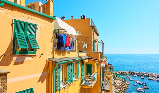 Vecchie case colorate vicino al mare nella città di Riomaggiore nelle Cinque Terre, La Spezia, Italy