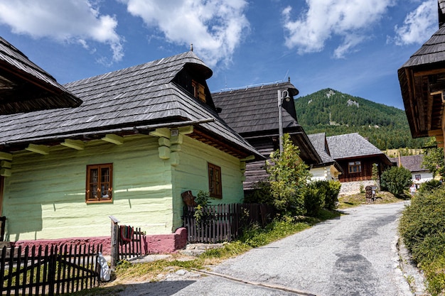 Vecchie case di legno colorate a Vlkolinec, patrimonio Unesco, villaggio di montagna con un'architettura popolare Vlkolinec ruzomberok liptov slovacchia