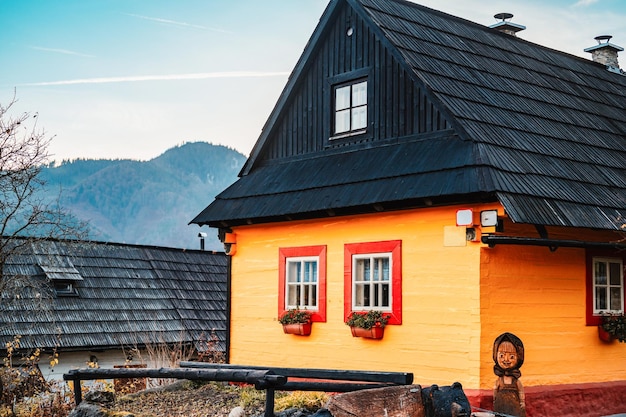 Vecchie case di legno colorate a Vlkolinec, patrimonio Unesco, villaggio di montagna con un'architettura popolare Vlkolinec ruzomberok liptov slovacchia