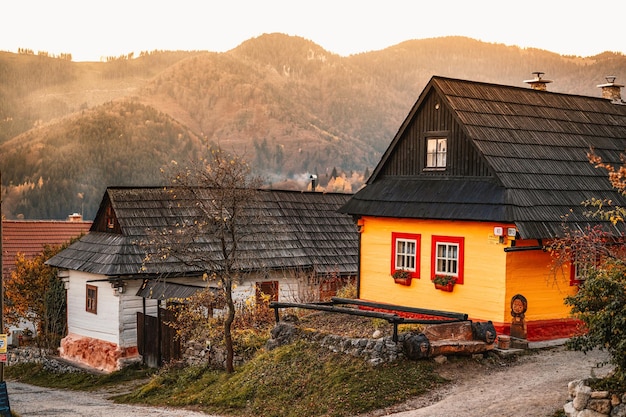 Vecchie case di legno colorate a Vlkolinec, patrimonio Unesco, villaggio di montagna con un'architettura popolare Vlkolinec ruzomberok liptov slovacchia