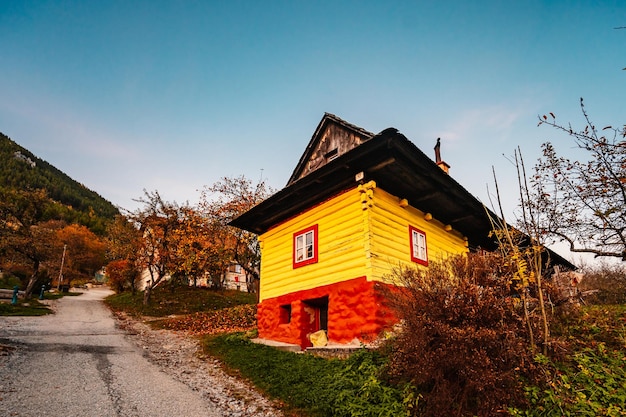 Vecchie case di legno colorate a Vlkolinec, patrimonio Unesco, villaggio di montagna con un'architettura popolare Vlkolinec ruzomberok liptov slovacchia