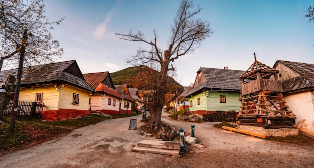 Vecchie case di legno colorate a Vlkolinec, patrimonio Unesco, villaggio di montagna con un'architettura popolare Vlkolinec ruzomberok liptov slovacchia