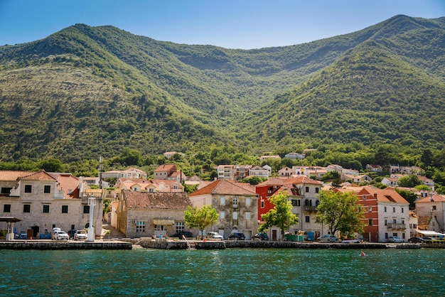 Vecchie case di pietra sulla riva della baia di Boka Kotor