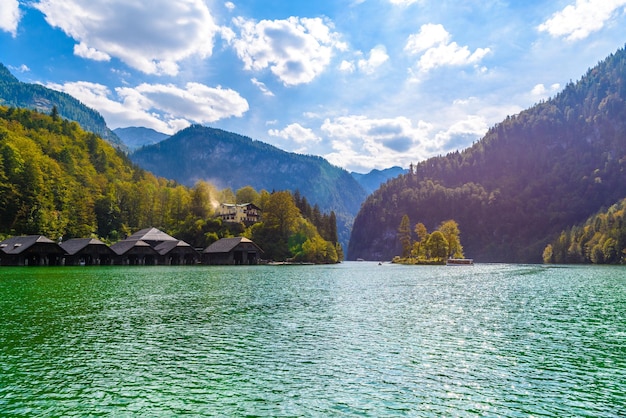 Vecchie case in legno sul lago Schoenau am Koenigssee Konigsee Parco Nazionale di Berchtesgaden Baviera Germania