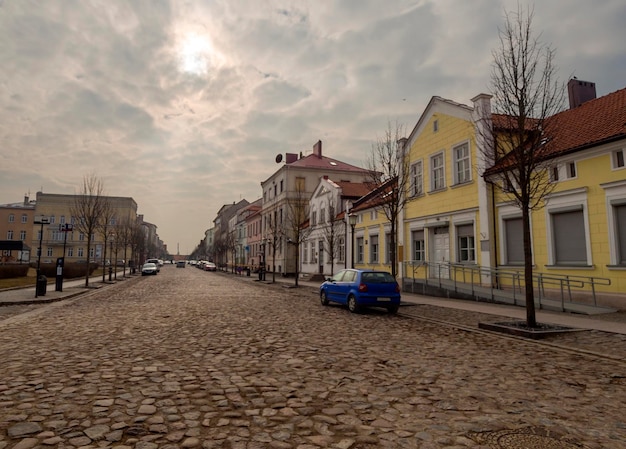 Vecchie case nella strada lastricata della Città Vecchia di Klaipeda Lituania
