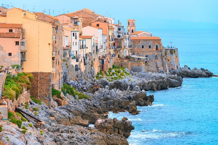 Vecchie case sulla costa rocciosa di Cefalù, nella regione di Palermo, in Sicilia, in Italia
