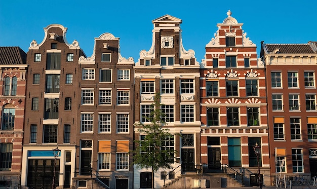 Vecchie case tipiche di Amsterdam sotto il cielo blu