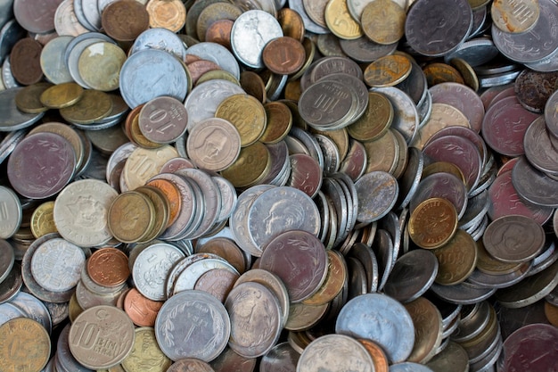 Vecchie collezioni di monete in metallo di varie valute
