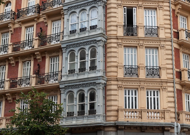 Vecchie facciate di edifici a Bilbao