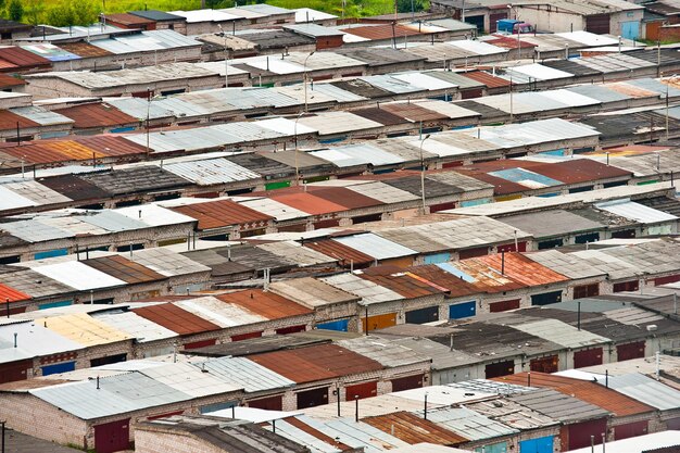 vecchie favelas di metallo alla periferia della città