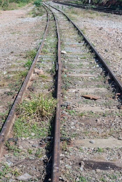 Vecchie ferrovie arrugginite si chiudono