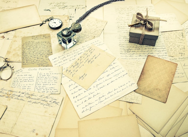 vecchie lettere cartoline d'epoca e penne di piume antiche