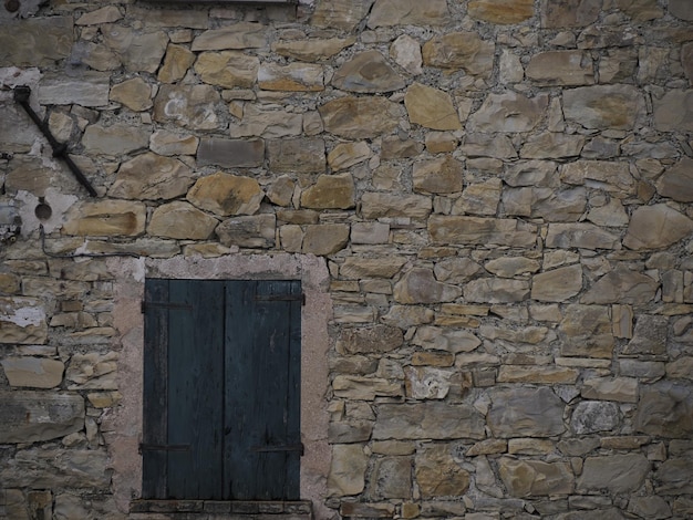 Vecchie mura del borgo medievale di frassinedolo nella valle intorno alla pietra di Bismantova vicino a castelnovo ne monti