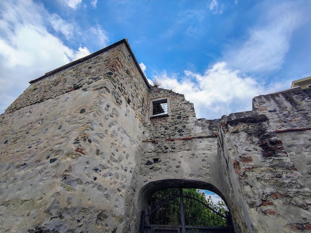 vecchie mura di varazze villaggio medievale sul mare liguria italia