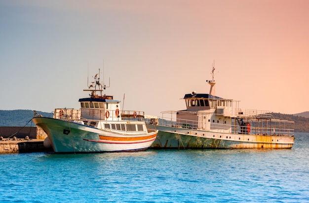 Vecchie navi marittime ormeggiate alla riva del mare Adriatico