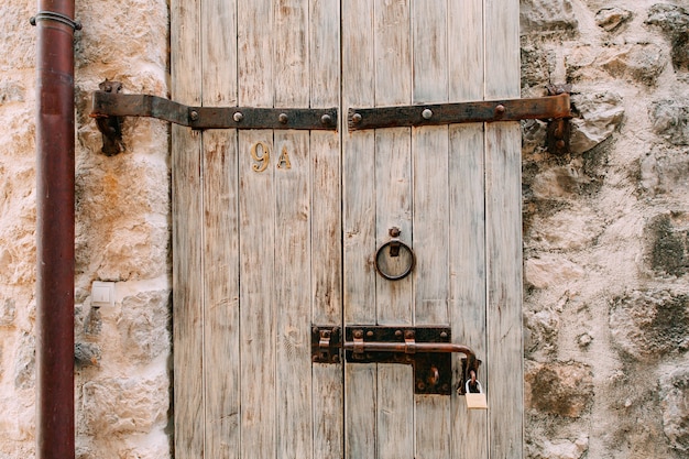 Vecchie porte bianche struttura di legno vecchia vernice squallida