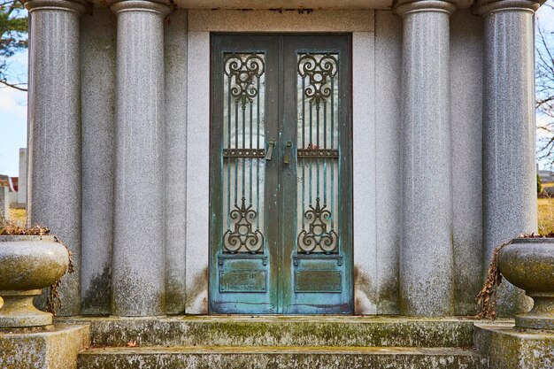 Vecchie porte del mausoleo con colonne Cimitero di Lindenwood