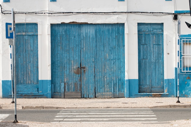 Vecchie porte di legno blu