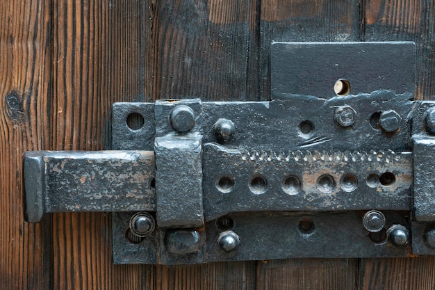 Vecchie porte in legno Una grande vecchia serratura in ferro Un antico meccanismo per bloccare le porte