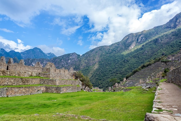 Vecchie rovine a Machu Picchu da montagne contro il cielo