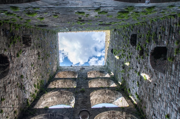 Vecchie rovine contro il cielo