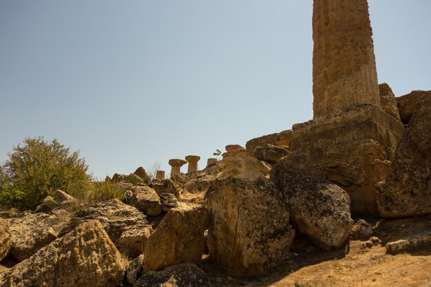 Vecchie rovine contro un cielo limpido