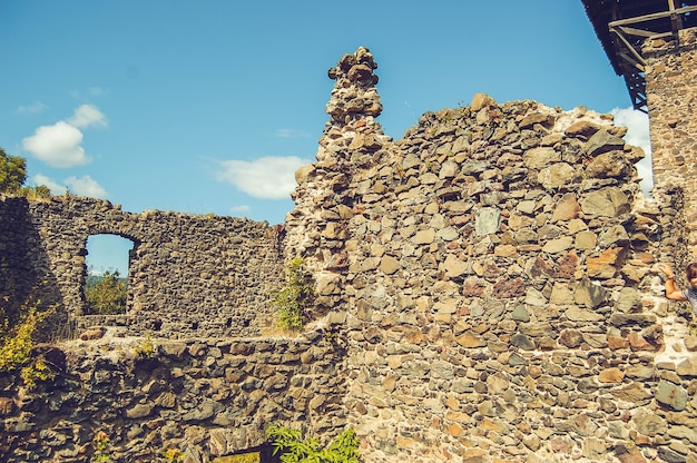 Vecchie rovine del vecchio castello in pietra in una giornata di sole, il filtro