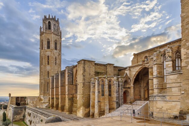 Vecchie rovine di edifici contro il cielo