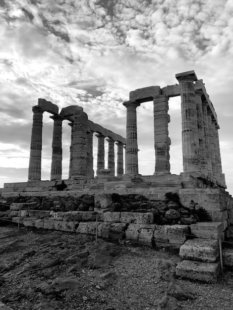 Vecchie rovine di edifici contro un cielo nuvoloso