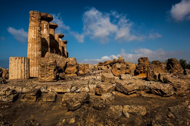 Vecchie rovine di edifici contro un cielo nuvoloso