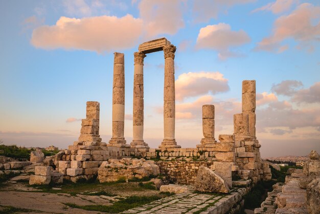 Vecchie rovine di tempio contro un cielo nuvoloso