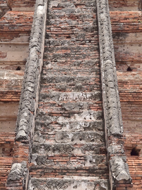 Vecchie scale di mattoni nel tempio antico
