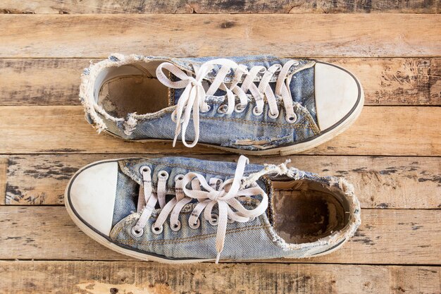 Vecchie scarpe sul pavimento di legno