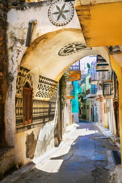 Vecchie strade strette del villaggio tradizionale in Grecia - Pyrgi, isola di Chios