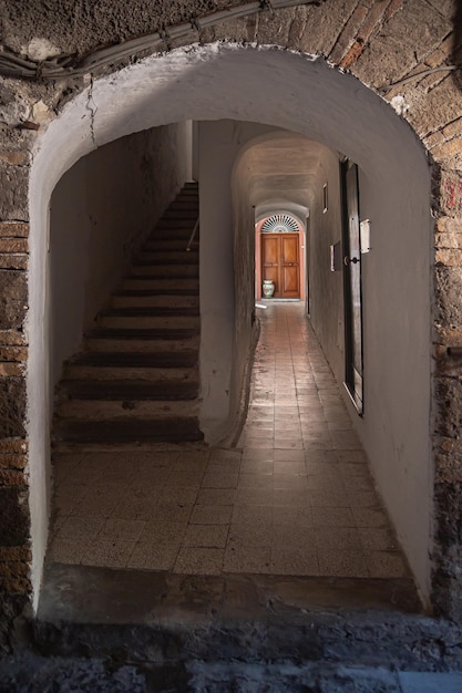 Vecchie stradine storiche e romantiche del sud Italia nella città di Amalfi Strette strade d'epoca trasformano le porte