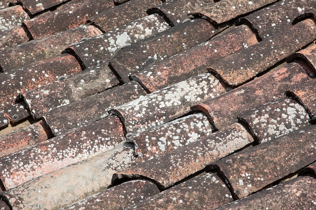 Vecchie tegole di mattoni sul tetto