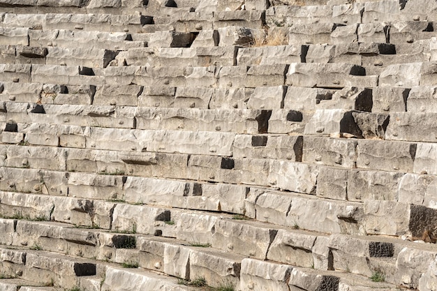 Vecchie tribune di pietra dell'antico anfiteato in rovina a Myra, Turchia