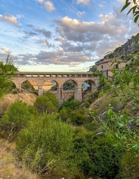 Vecchio acquedotto che attraversa le montagne nella campagna di Madrid in Spagna