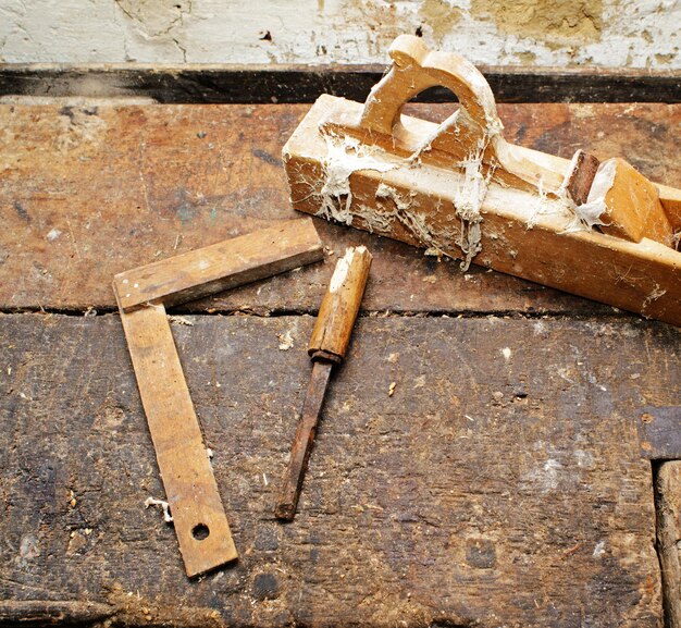 Vecchio aereo di legno sul tavolo sporco colpito dalle termiti