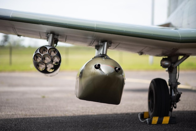 vecchio aereo militare con pranzo a razzo