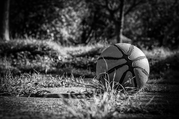 Vecchio basket nel parco giochi del paese in bianco e nero