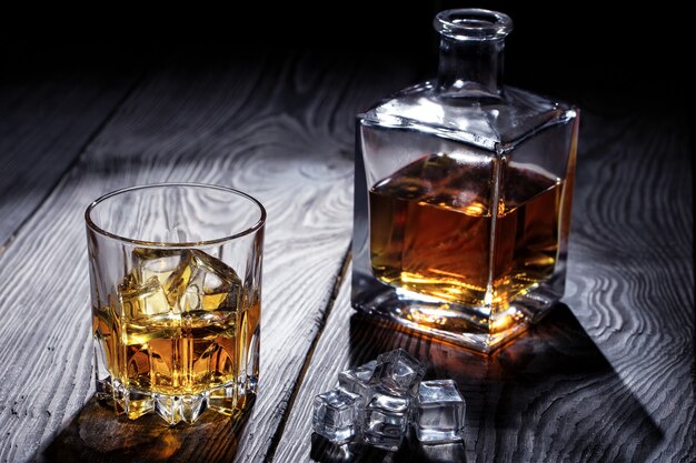 Vecchio bicchiere di whisky e decanter