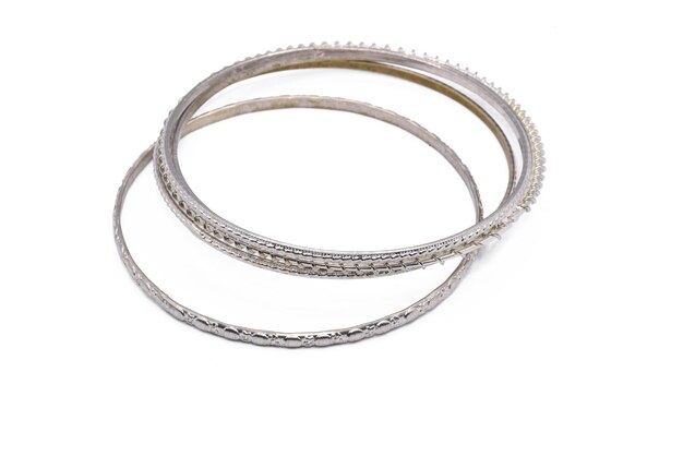vecchio braccialetto di braccialetto fatto di metallo lucido isolato su uno sfondo bianco