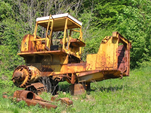 Vecchio bulldozer arrugginito abbandonato