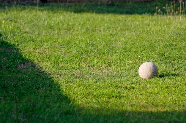 Vecchio calcio sul giardino verde alla Tailandia